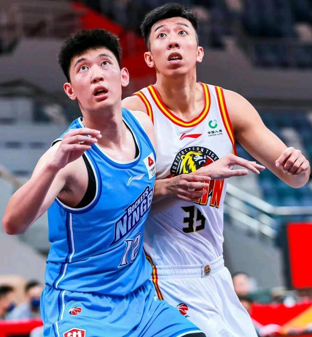 转折点阿贾克斯内部沟通，CBA季后赛窗口期攻防权衡，态度坚定，轮换策略成焦点的简单介绍