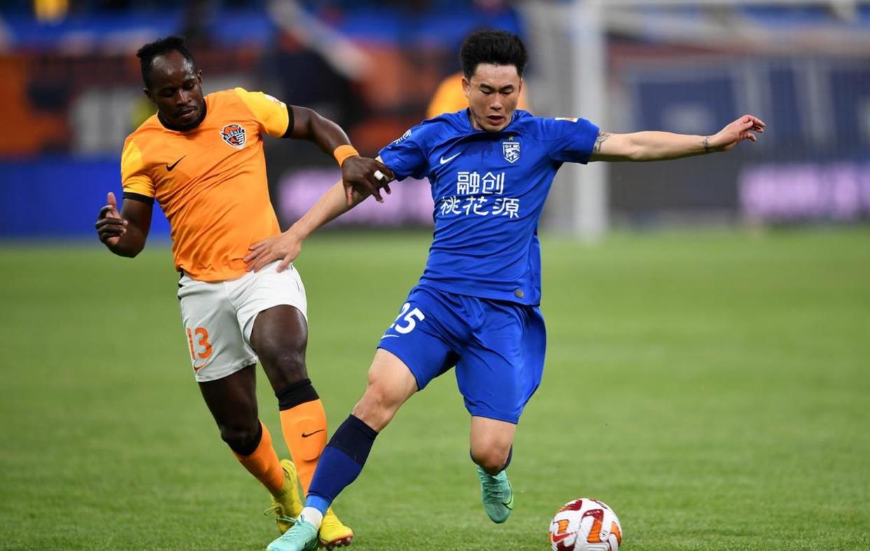爱游戏中国-武汉三镇训练开放日，窗口期调整名单引欢呼，意甲在即，阵容厚度经受考验的简单介绍